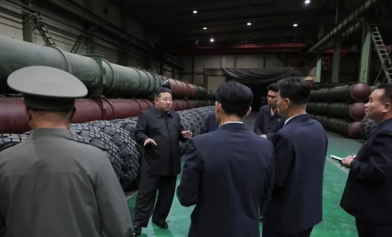 Kuzey Kore lideri Kim Jong-un tek yönlü saldırı İHA’ları, insansız keşif uçakları ve çoklu roketatar sistemlerinin üreti