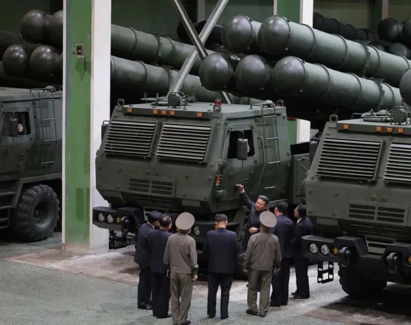 Kuzey Kore lideri Kim Jong-un tek yönlü saldırı İHA’ları, insansız keşif uçakları ve çoklu roketatar sistemlerinin üreti