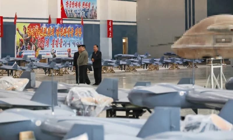 Kuzey Kore lideri Kim Jong-un tek yönlü saldırı İHA’ları, insansız keşif uçakları ve çoklu roketatar sistemlerinin üreti