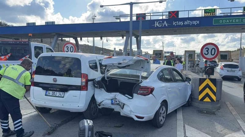 Kuzey Marmara Otoyolu’nun Odayeri gişelerinde zincirleme trafik kazası meydana geldi. Kazada, 2 kişi hafif şekilde yaral