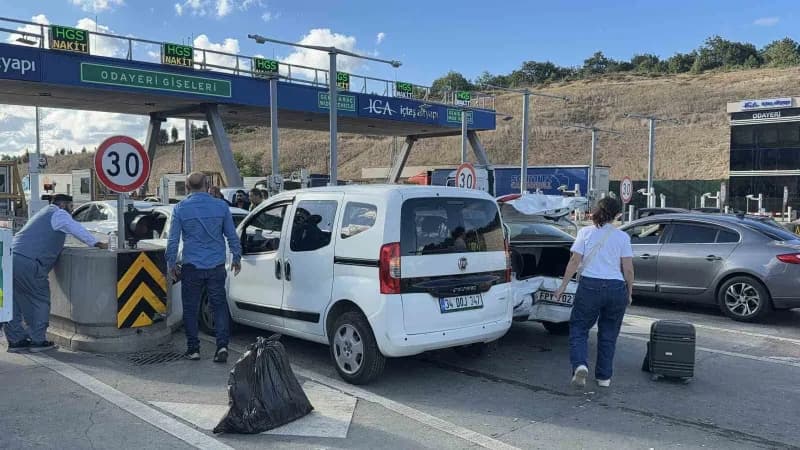 Kuzey Marmara Otoyolu’nun Odayeri gişelerinde zincirleme trafik kazası meydana geldi. Kazada, 2 kişi hafif şekilde yaral