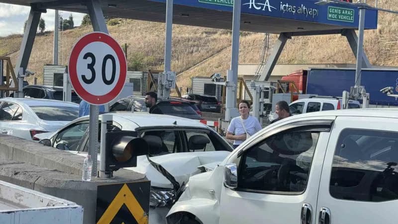 Kuzey Marmara Otoyolu’nun Odayeri gişelerinde zincirleme trafik kazası meydana geldi. Kazada, 2 kişi hafif şekilde yaral