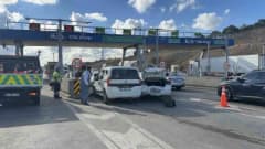 Kuzey Marmara Otoyolu Odayeri gişelerinde zincirleme trafik kazası sonrası araçlar ve kapalı gişeler