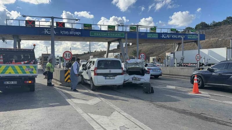 Kuzey Marmara Otoyolu Odayeri gişelerinde zincirleme trafik kazası sonrası araçlar ve kapalı gişeler
