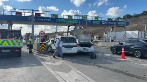 Kuzey Marmara Otoyolu Odayeri gişelerinde zincirleme trafik kazası sonrası araçlar ve kapalı gişeler