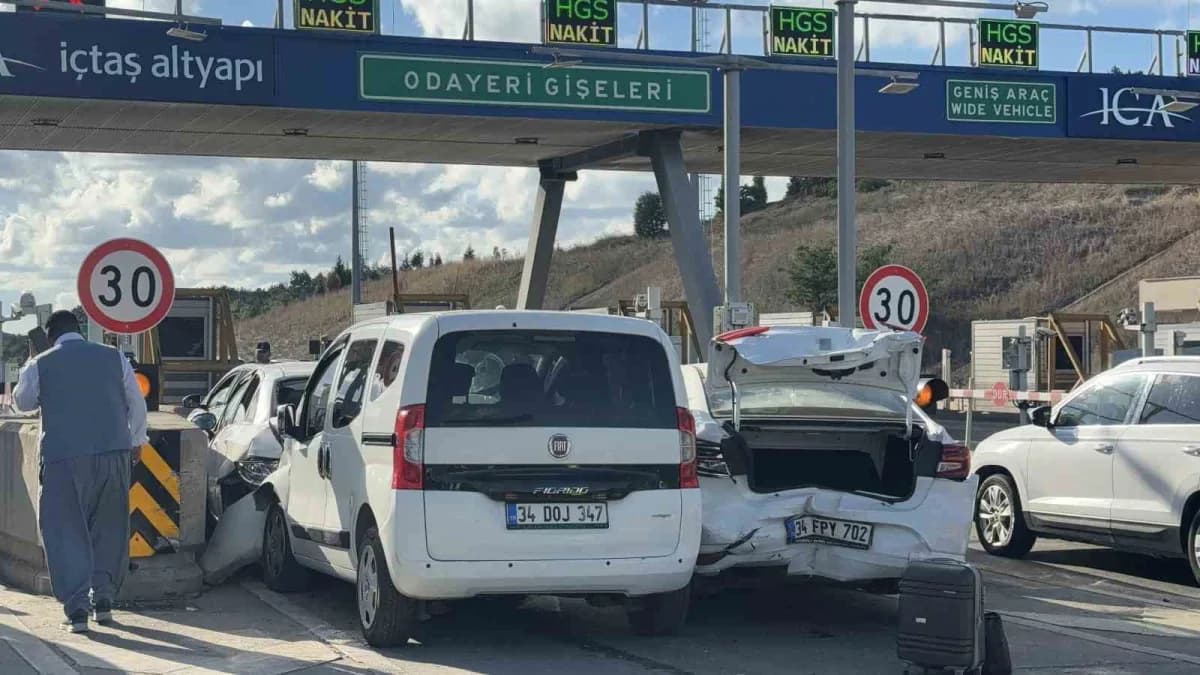 Kuzey Marmara Otoyolu’nun Odayeri gişelerinde zincirleme trafik kazası meydana geldi. Kazada, 2 kişi hafif şekilde yaral