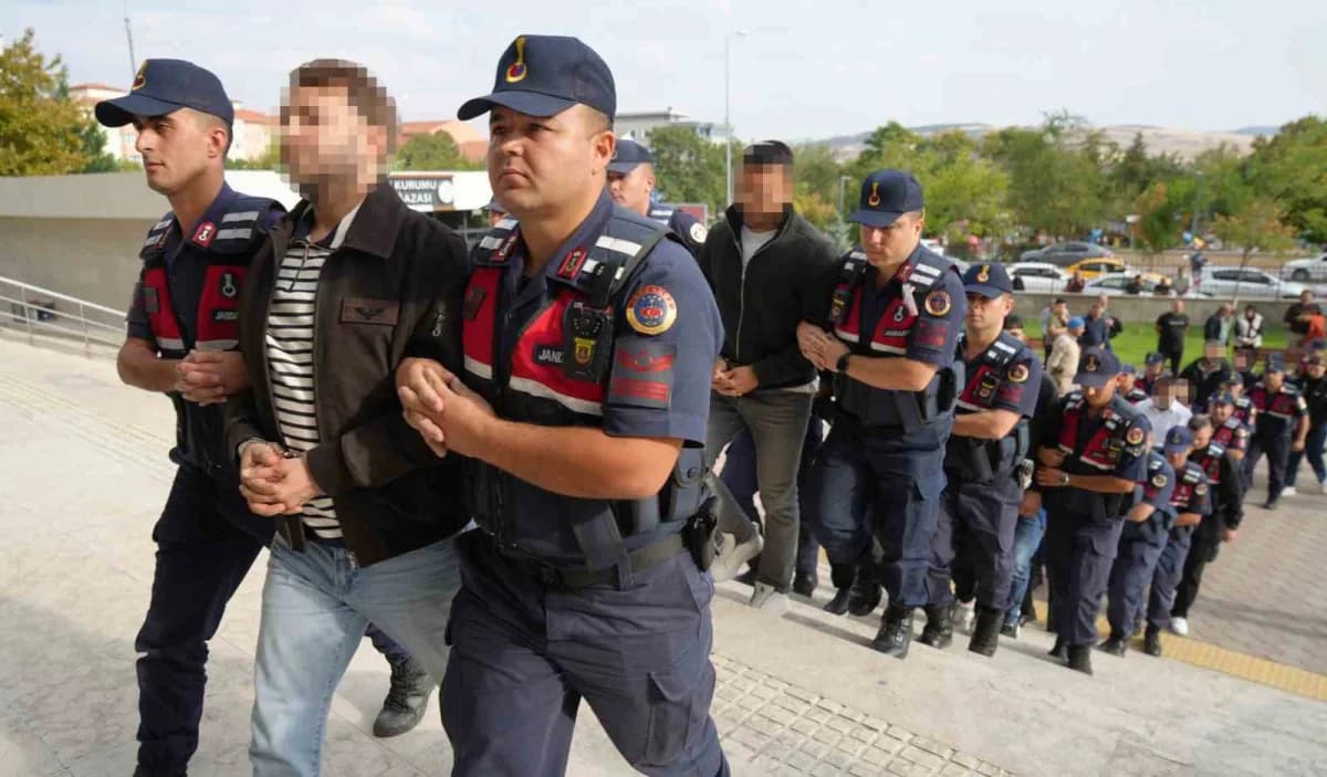 Soruşturmanın derinleştirilmesi üzerine düzenlenen operasyonda Gözaltına alınan aralarında 2 eski Belediye başkanının da