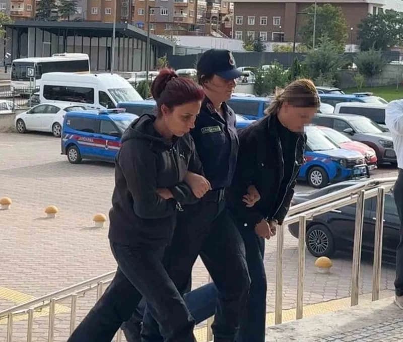 Örgütün medya sorumlusu özlem özcan (Soldaki)