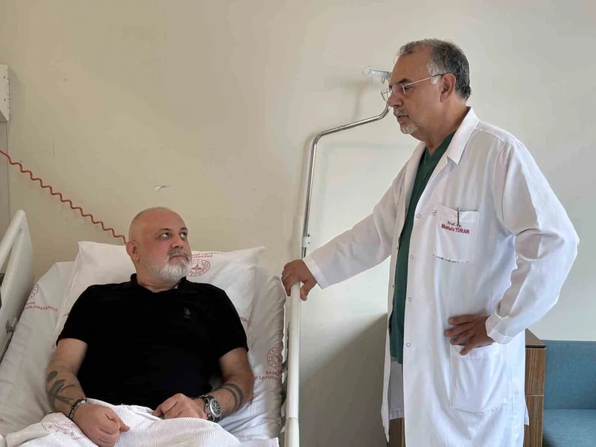 Yanık Tedavi Merkezi Sorumlusu, Genel Cerrahi Uzmanı Prof. Dr. Mustafa Turan, hastasının durumuna yönelik bilgi verdi, v