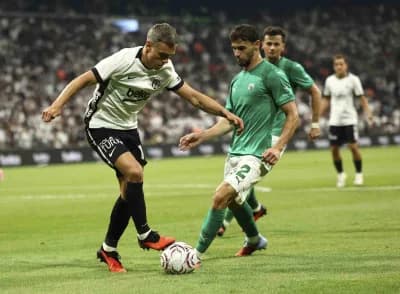 Leandro Trossard maç sırasında topuk bölgesine müdahale edilirken
