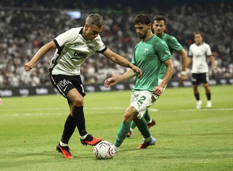 Leandro Trossard maç sırasında topuk bölgesine müdahale edilirken