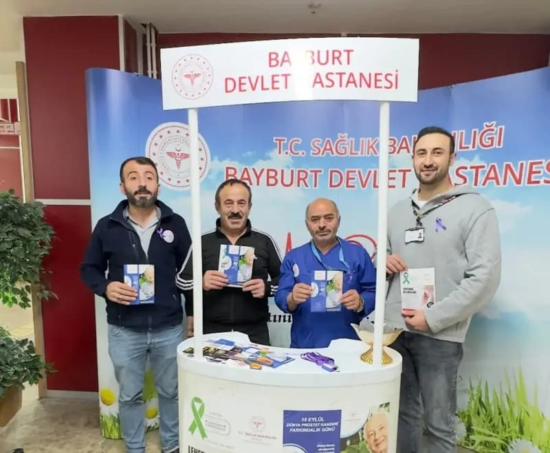 Bayburt Devlet Hastanesinde lenfoma ve prostat kanseri farkındalık etkinliği sırasında sağlık çalışanları ve vatandaşlar