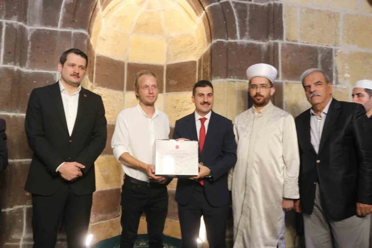 Van Gevaş ilçesinde İzzettin Şir Camii’nde düzenlenen ihtida töreninde Müslüman olan Letonyalı turist Veysel