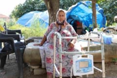 Aydın Efeler ilçesinde bağ evinde yaşayan Leyla Demirkafa ameliyat sonrası bahçede yürürken
