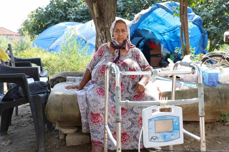 Aydın Efeler ilçesinde bağ evinde yaşayan Leyla Demirkafa ameliyat sonrası bahçede yürürken