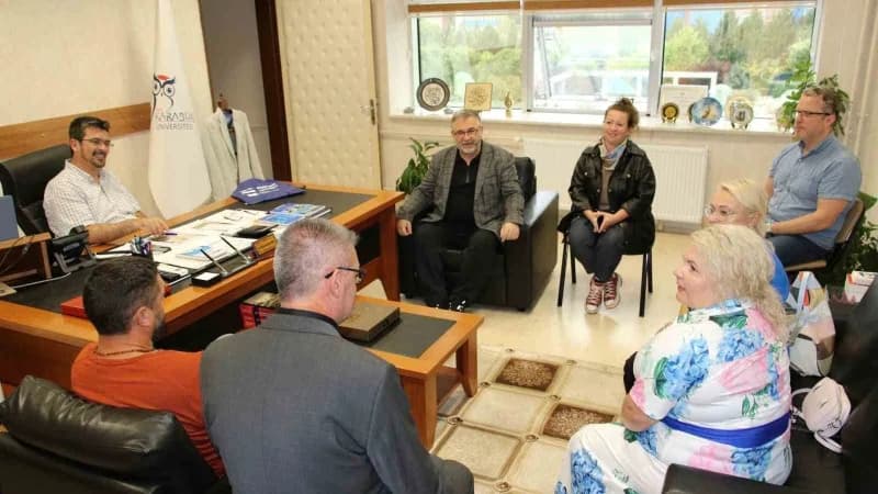 Ziyaret kapsamında Ders Verme faaliyetlerinde bulunan akademisyenler, KBÜ’nün farklı akademik birimleriyle bir araya gel
