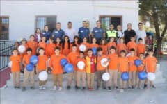Buldan İlçe Emniyet Müdürlüğü ekipleri, lösemiyi yenen Talha Şenen’e okulunda moral ziyareti yaparken