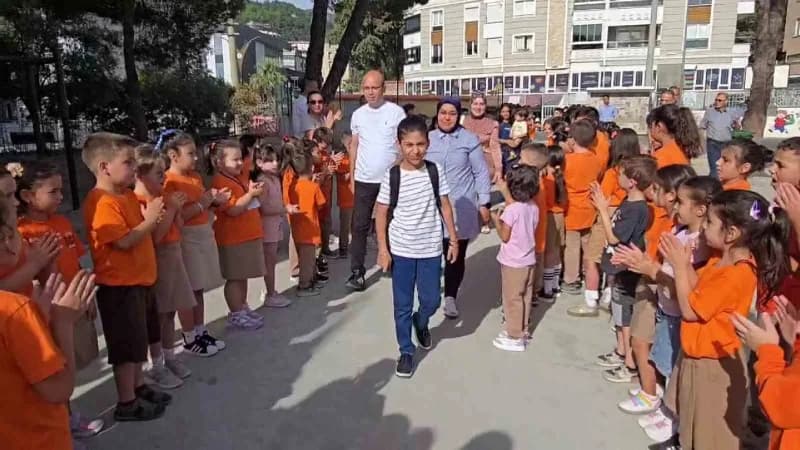 Denizli Buldan’da lösemiyi yenen Talha Şenen okulunda arkadaşları ve öğretmenleri tarafından alkışlarla karşılanıyor