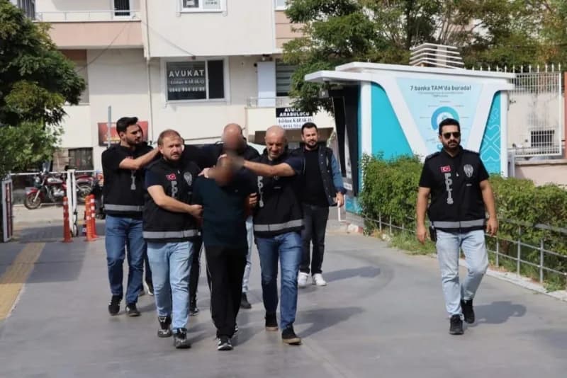 Kırklareli Lüleburgaz’da polis ekipleri tarafından ele geçirilen uyuşturucu haplar ve ruhsatsız tabanca