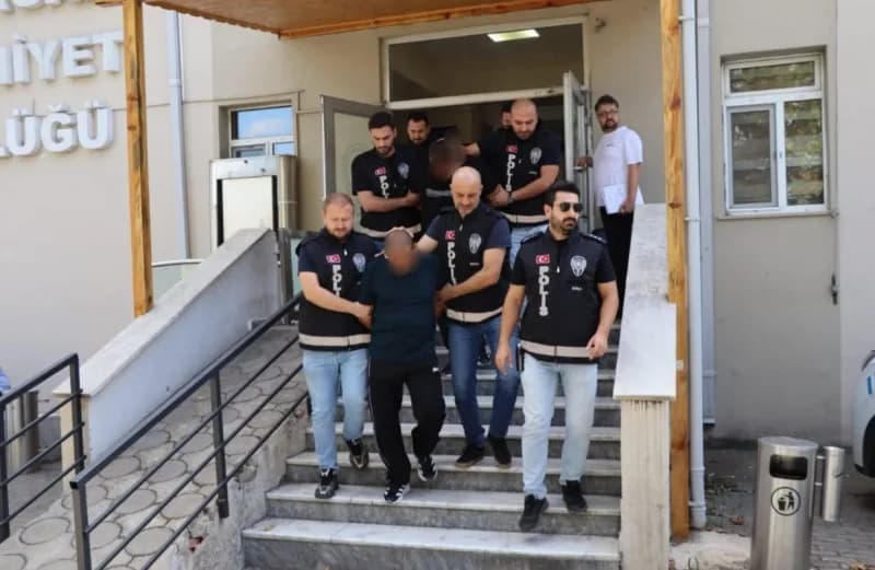 Yürütülen çalışmada yakalanan 3 şüpheliden 2’si tutuklandı.