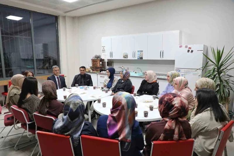 Ağrı'da Öğretmenler, "Okuyan Öğretmenler, Okuyan Nesiller" sloganıyla başlatılan "Maarif'in Kalbinde Kitap Sohbetleri" p