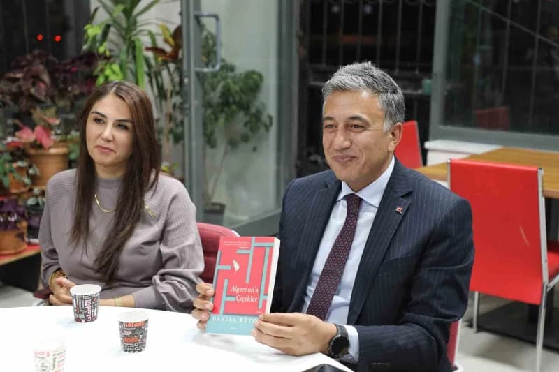 Ağrı'da Öğretmenler, "Okuyan Öğretmenler, Okuyan Nesiller" sloganıyla başlatılan "Maarif'in Kalbinde Kitap Sohbetleri" p