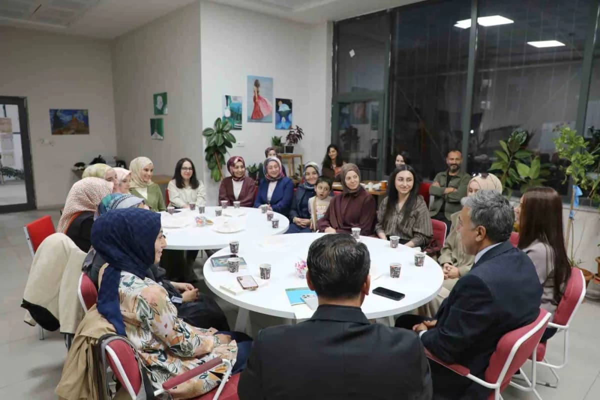 Ağrı'da Öğretmenler, "Okuyan Öğretmenler, Okuyan Nesiller" sloganıyla başlatılan "Maarif'in Kalbinde Kitap Sohbetleri" p