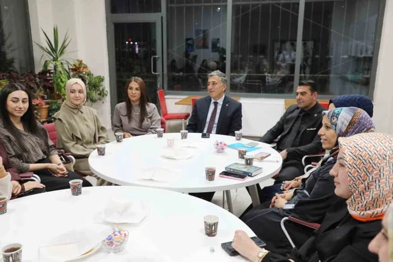 Ağrı’da öğretmenlerin katılımıyla Maarif’in Kalbinde Kitap Sohbetleri programının ilk toplantısı Bilim ve Sanat Merkezi’