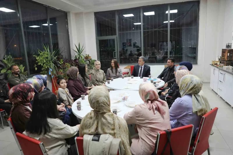 Ağrı'da Öğretmenler, "Okuyan Öğretmenler, Okuyan Nesiller" sloganıyla başlatılan "Maarif'in Kalbinde Kitap Sohbetleri" p