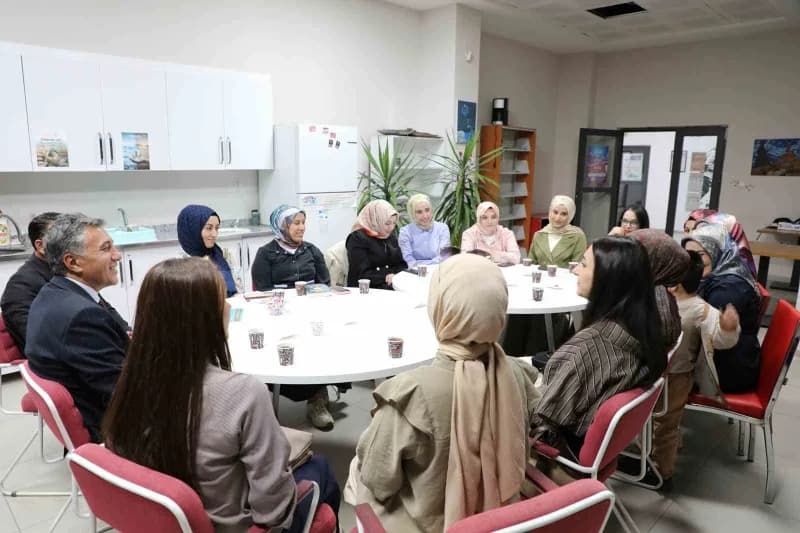 Ağrı'da Öğretmenler, "Okuyan Öğretmenler, Okuyan Nesiller" sloganıyla başlatılan "Maarif'in Kalbinde Kitap Sohbetleri" p