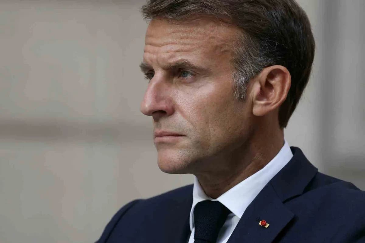 Fransa Cumhurbaşkanı Emmanuel Macron basın açıklaması yaparken