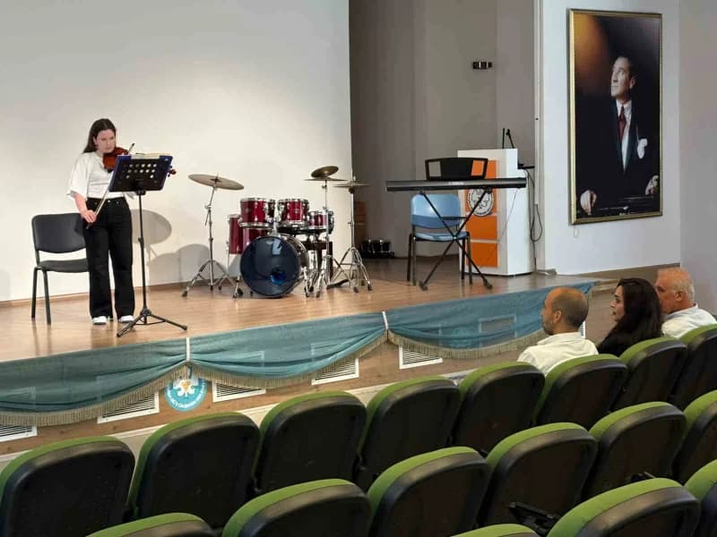 Manisa Büyükşehir Belediyesi Konservatuvarı bünyesinde kurulan Gençlik Senfoni Orkestrası (MAGSO), 14-27 yaş arasındaki