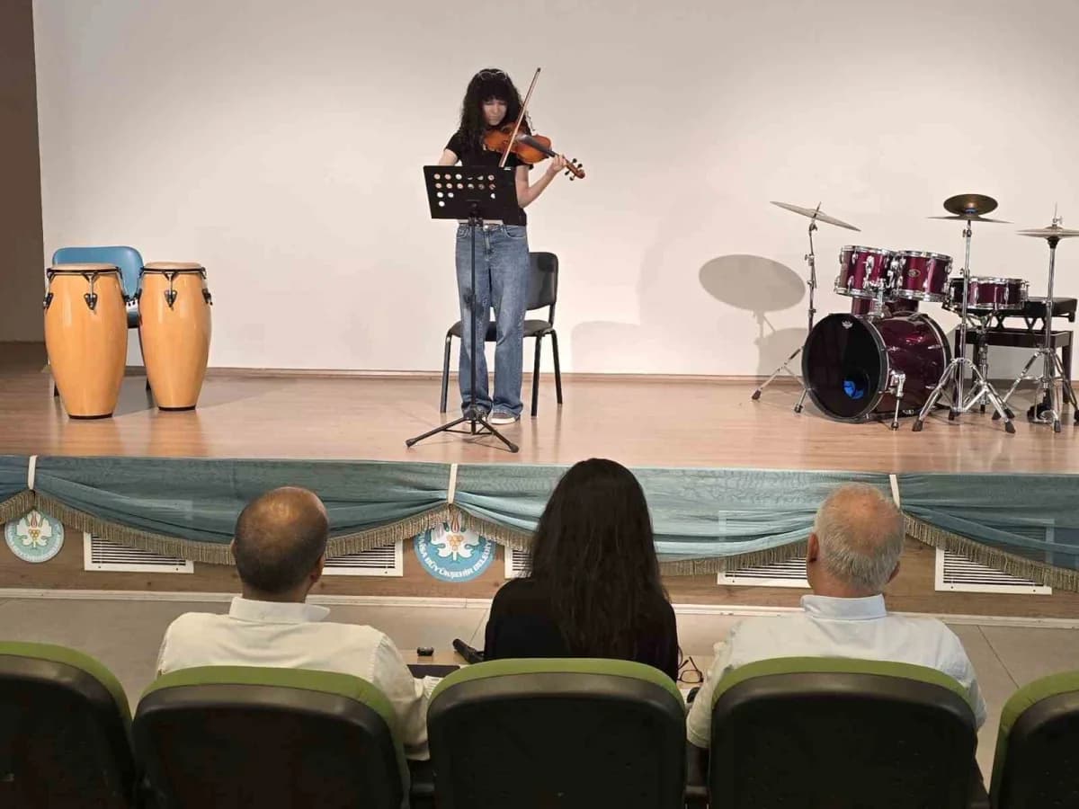 Manisa Büyükşehir Belediyesi Gençlik Senfoni Orkestrası seçmelerinde genç müzisyenler performans sergiliyor