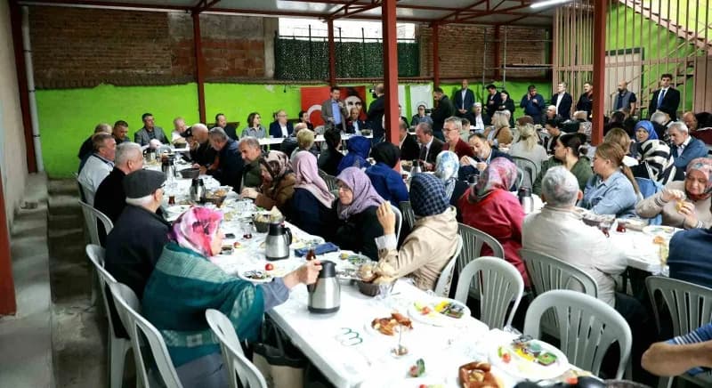 Osmangazi Belediye Başkanı Erkan Aydın’ın, ilçede vatandaşlarla doğrudan iletişim kurmak talep ve önerileri yerinde dinl