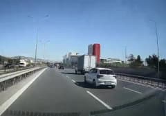 Kocaeli Çayırova D-100 Karayolu'nda araçların arasında makas atan kamyonet sürücüsünün tehlikeli sürüşü