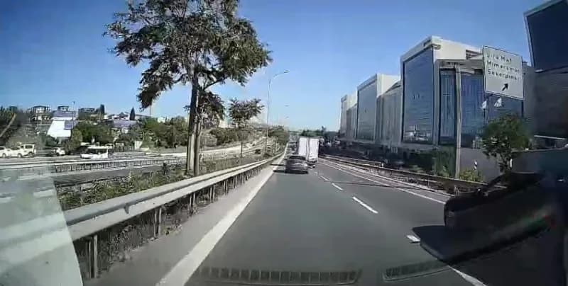 Kocaeli’nin Çayırova ilçesinde araçların arasında makas atarak ilerleyen kamyonet sürücüsü, hem kendi canını hem de traf