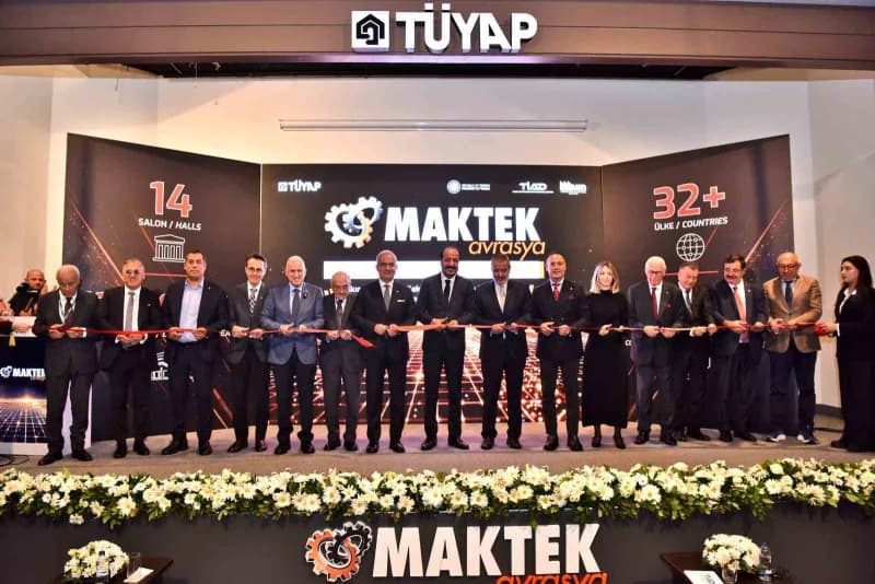 MAKTEK Avrasya 2026 fuarında üretim teknolojileri ve robotik sistemlerin sergilendiği kalabalık fuar alanı