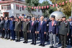 Malatya'da 19 Eylül Gaziler Günü töreninde Atatürk Anıtı önünde çelenk sunumu yapılıyor