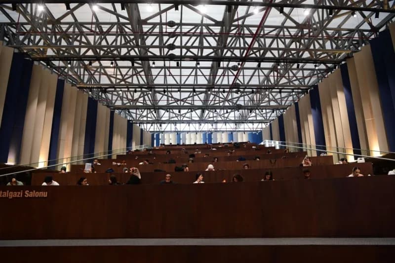 Gençlerden Başkan Er’e kütüphane teşekkürü