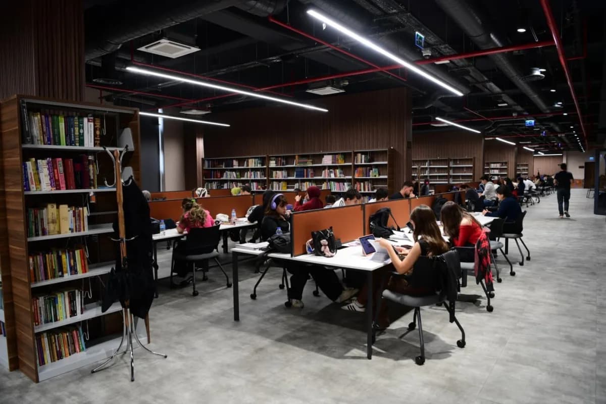 Gençlerden Başkan Er’e kütüphane teşekkürü