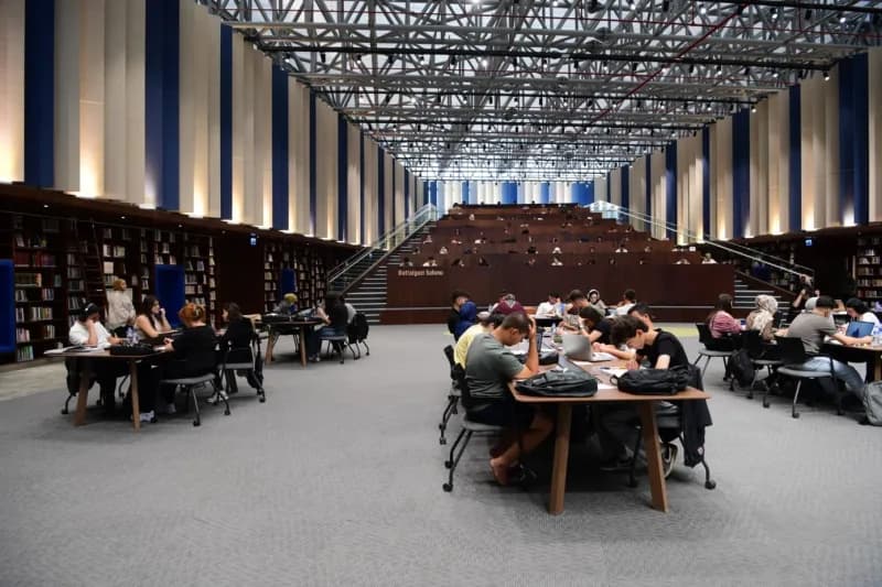 Gençlerden Başkan Er’e kütüphane teşekkürü