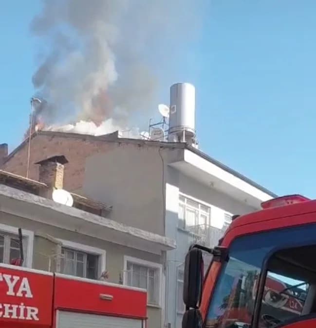 Malatya Battalgazi ilçesinde bir apartmanın çatısında çıkan yangın sonrası itfaiye ekiplerinin müdahalesi