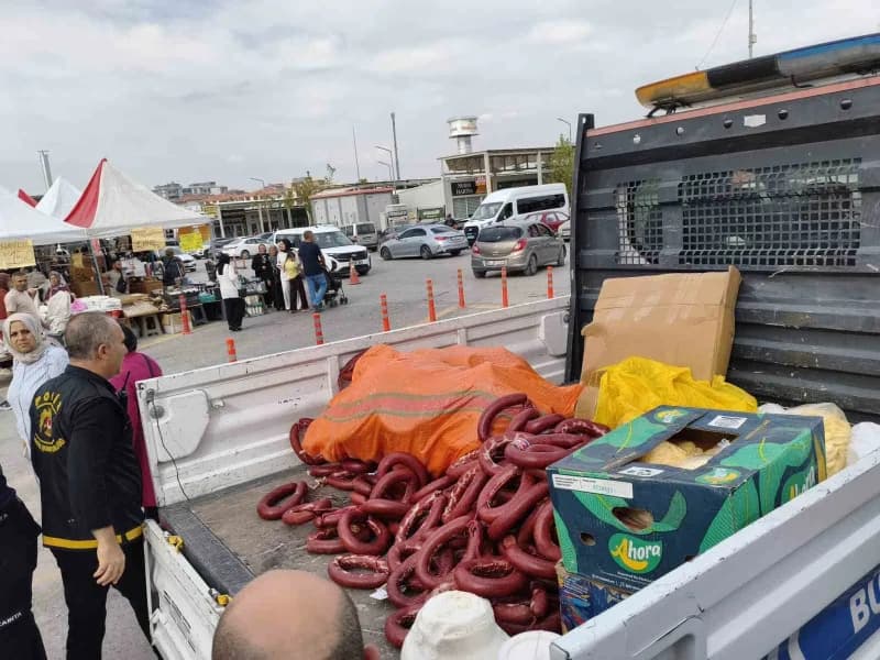 Malatya’da yöresel ürünler fuarında gıda denetimi sırasında el konulan sucuk ve peynir ürünleri