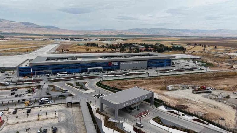 Ulaştırma ve Altyapı Bakanı Abdulkadir Uraloğlu, Malatya Havalimanı Yeni Terminal Binası’nın hizmete açıldığını belirter