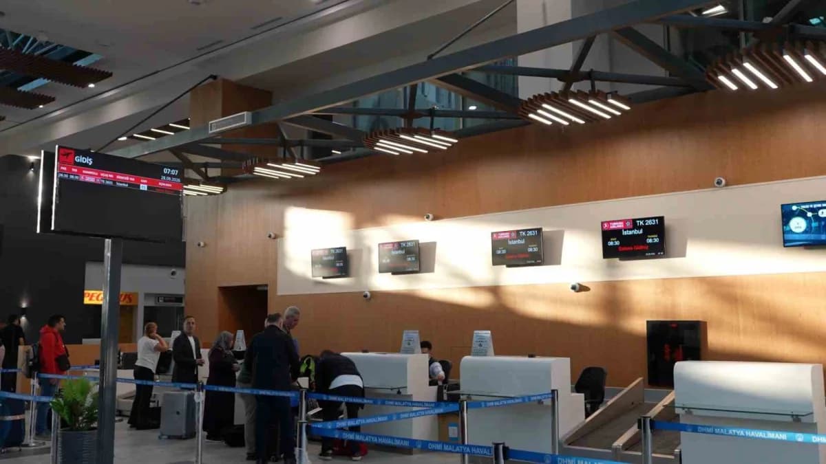 Malatya Havalimanı yeni terminal binasının dış cephesi ve apron alanı