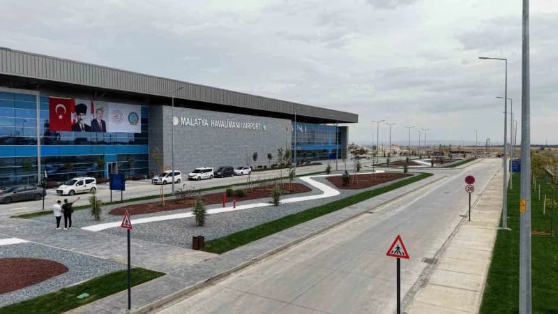 Ulaştırma ve Altyapı Bakanı Abdulkadir Uraloğlu, Malatya Havalimanı Yeni Terminal Binası’nın hizmete açıldığını belirter