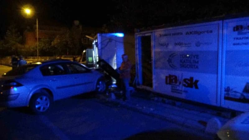 Kontrolden çıkan araç konteyner işyerine girdi: 1 yaralı