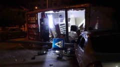 Malatya'da kontrolden çıkan otomobil konteyner iş yerine çarparak hasar oluşturdu