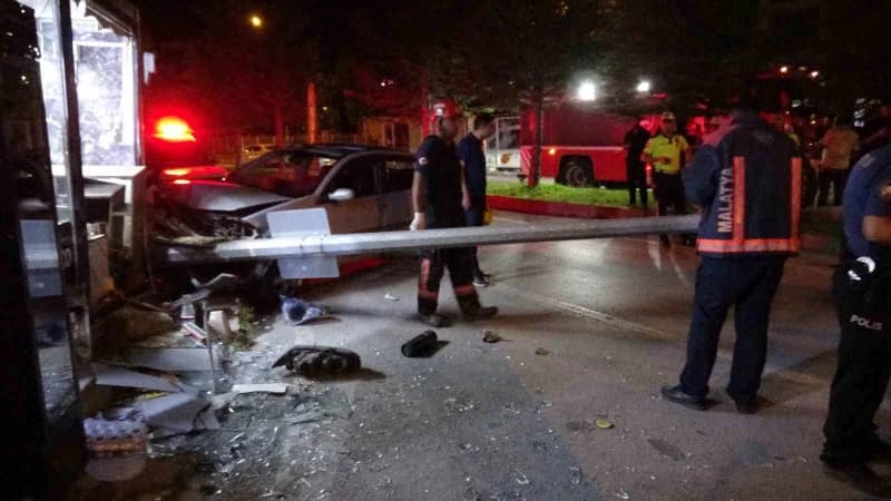 Kontrolden çıkan araç konteyner işyerine girdi: 1 yaralı