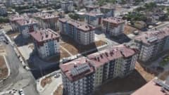 Malatya’da TOKİ tarafından inşa edilen afet konutları ve kira fiyatlarındaki düşüşü gösteren şehir manzarası